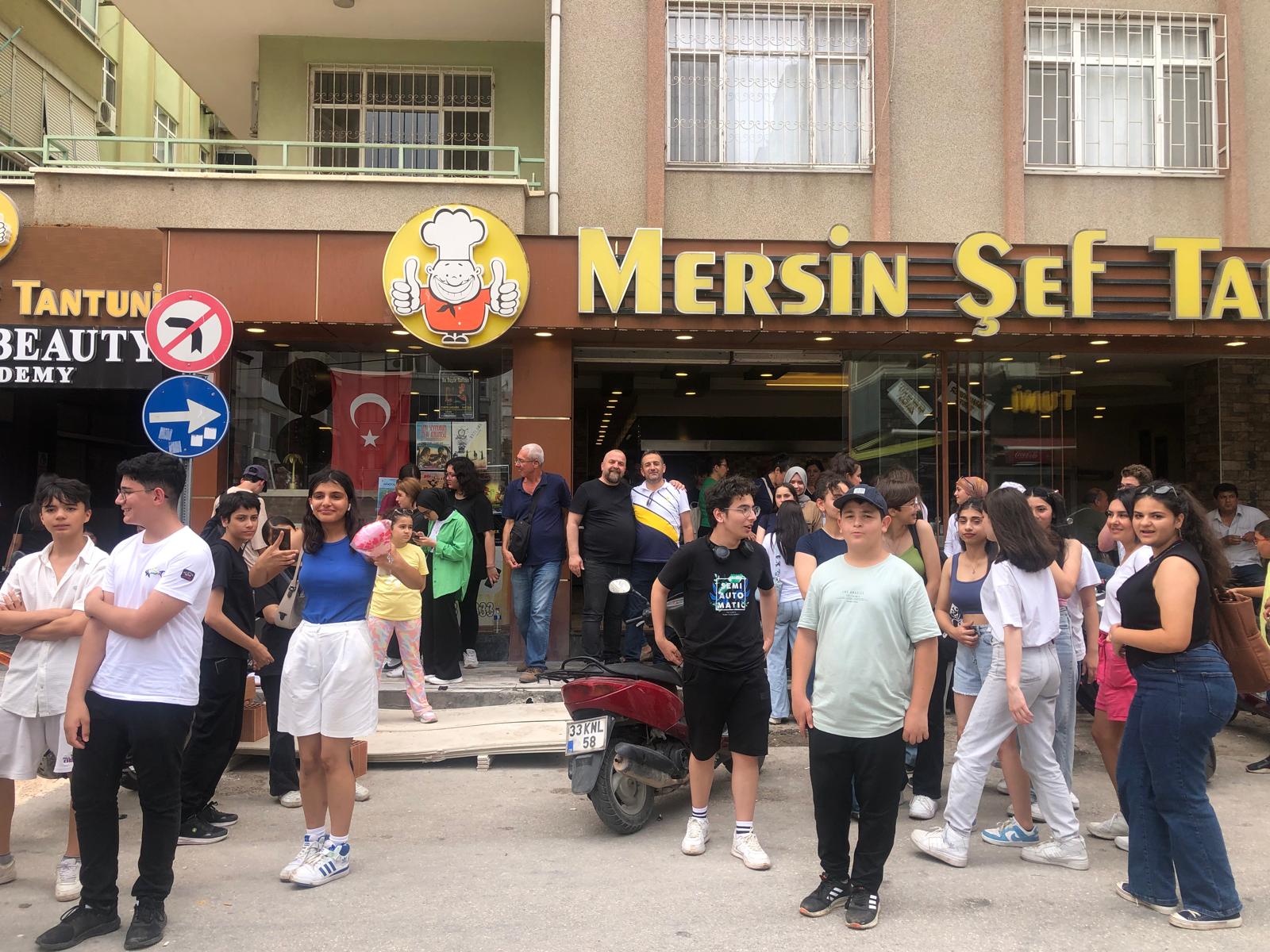 Restoran önü misafirlerimizle