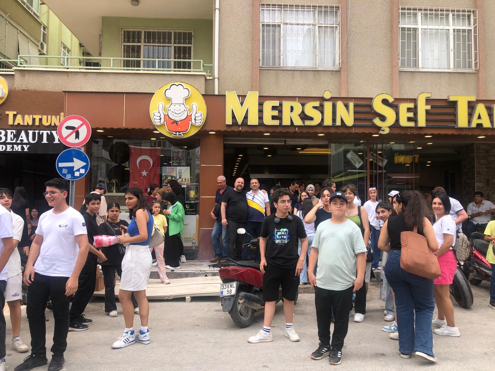 Restoran önünde kalabalık
